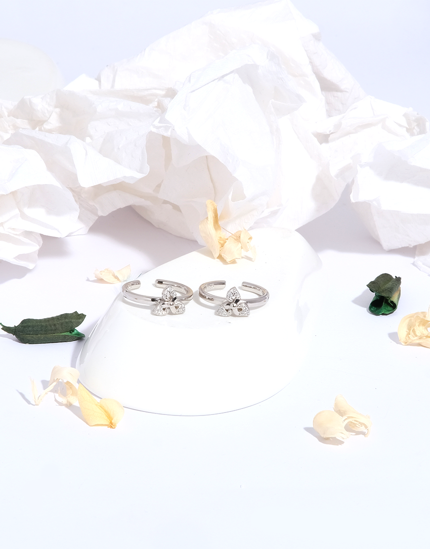 silver 3 petal toe ring2.png silver 3 petal toe ring2.png