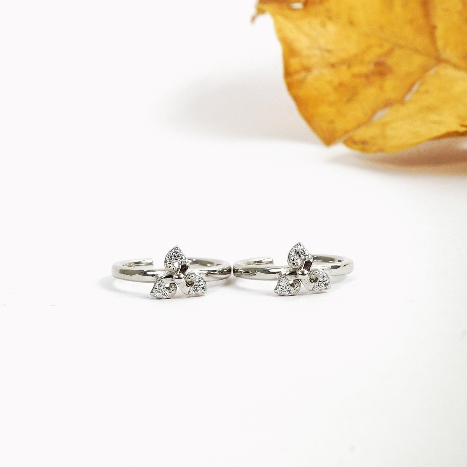silver 3 petal toe ring3.jpg silver 3 petal toe ring3.jpg