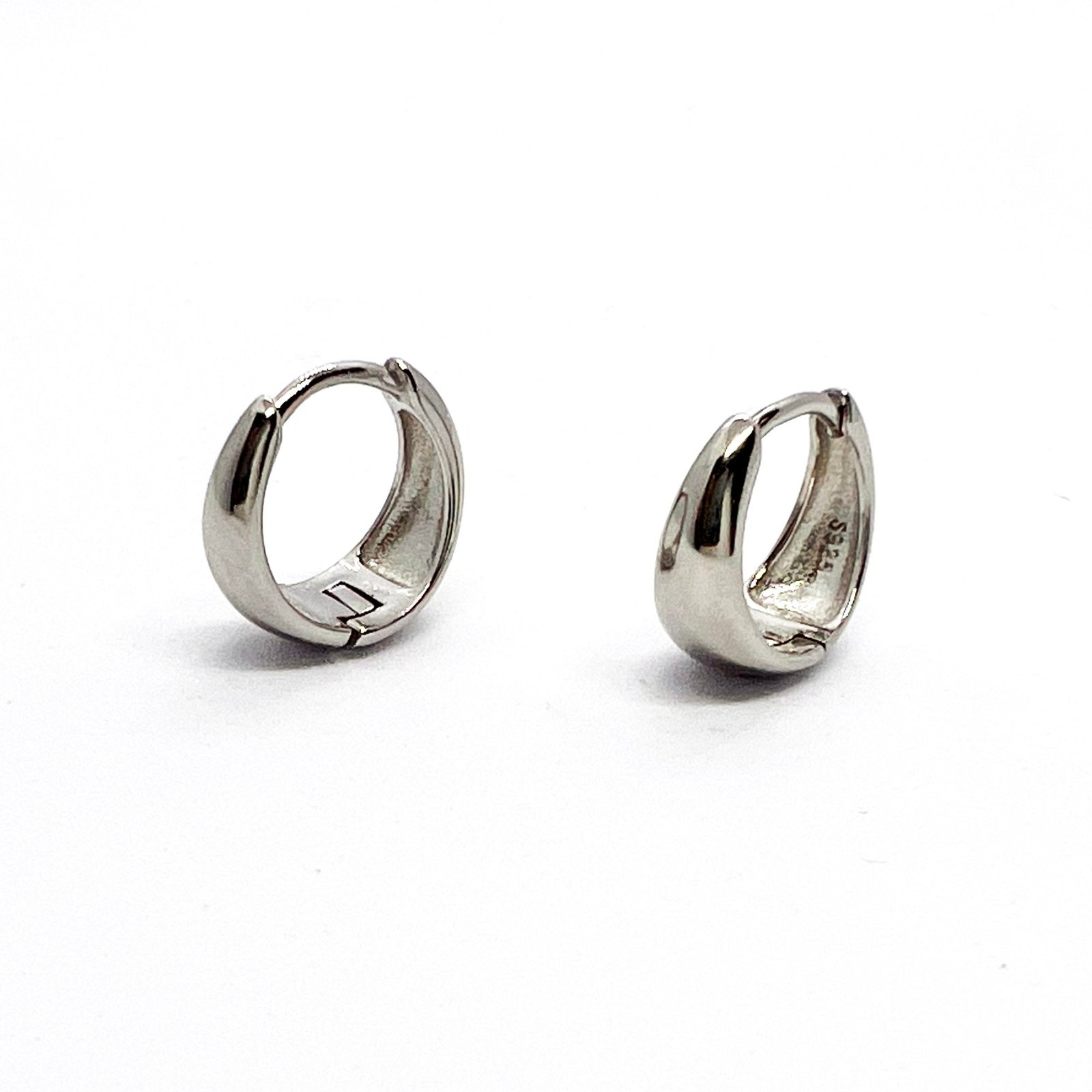 silver balihuggies plain l3.jpg silver balihuggies plain l3.jpg