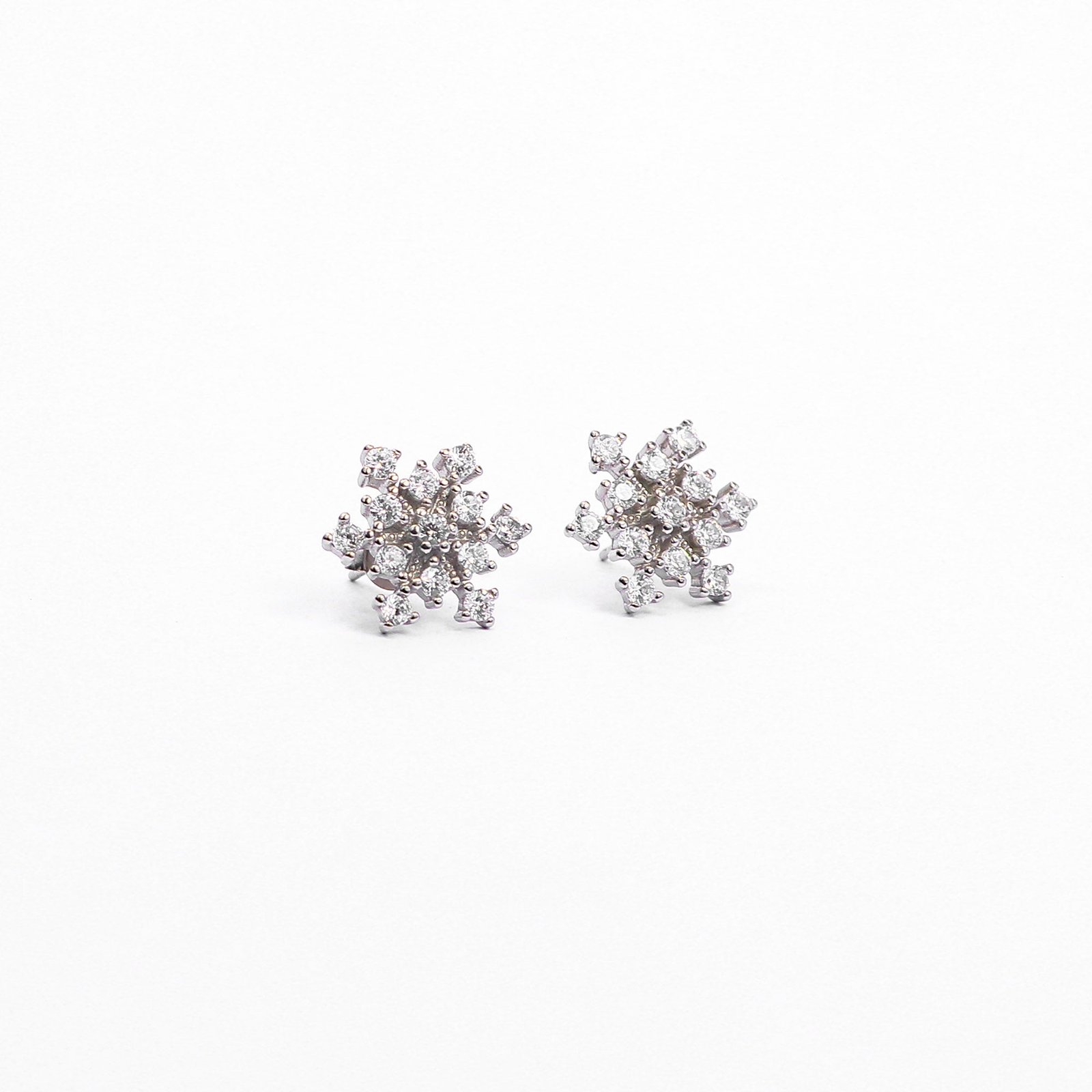 silver snowflake studs4.jpg silver snowflake studs4.jpg